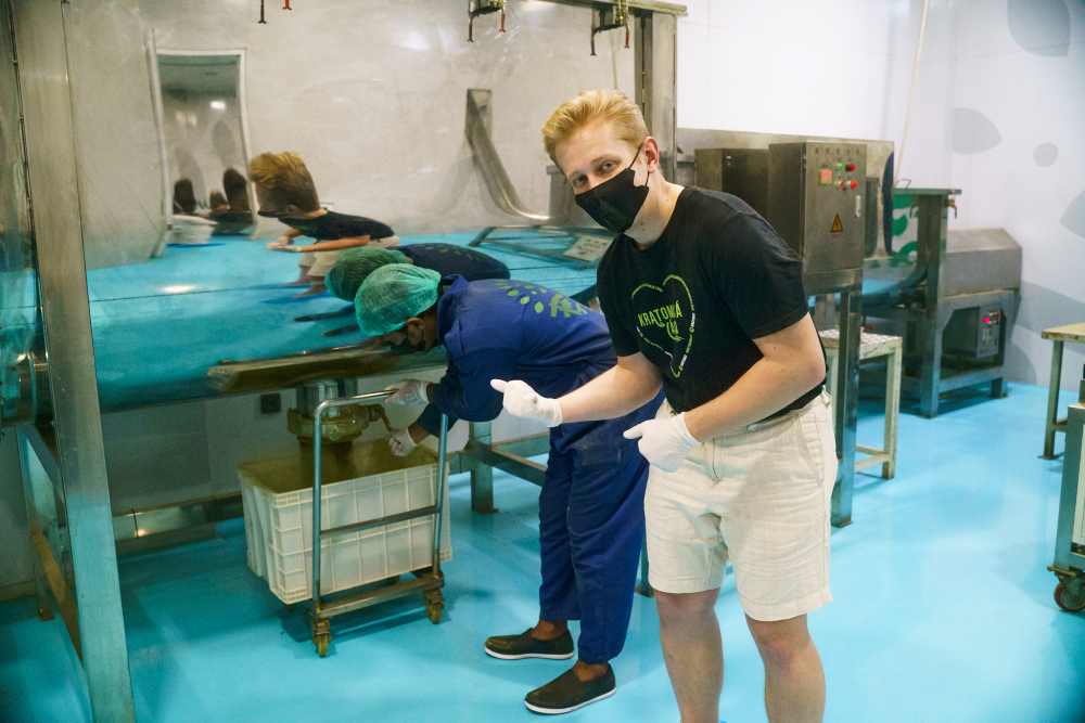 2 muži, kterou jsou přístroje na mletí kratomových listů 